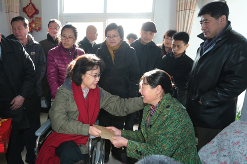 图为海迪主席在偏桥村亲切慰问贫困残疾人和他们的亲属 图为海迪主席在偏桥村亲切慰问贫困残疾人和他们的亲属
