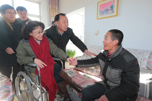 图为海迪主席看望偏桥村贫困残疾人苏纪生 图为海迪主席看望偏桥村贫困残疾人苏纪生